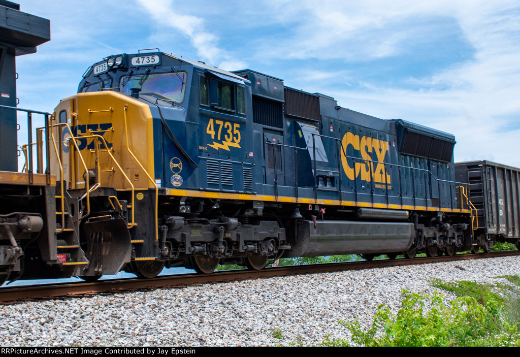 CSX 4735 trails on a westbound manifest 